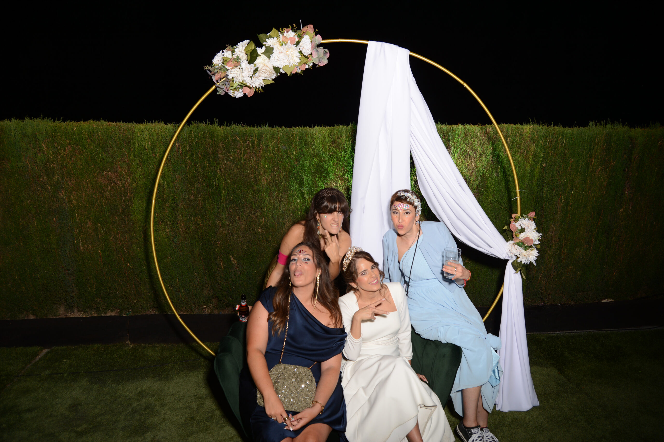 Novios posando en el photocall del Fotomatón Clasic en una boda